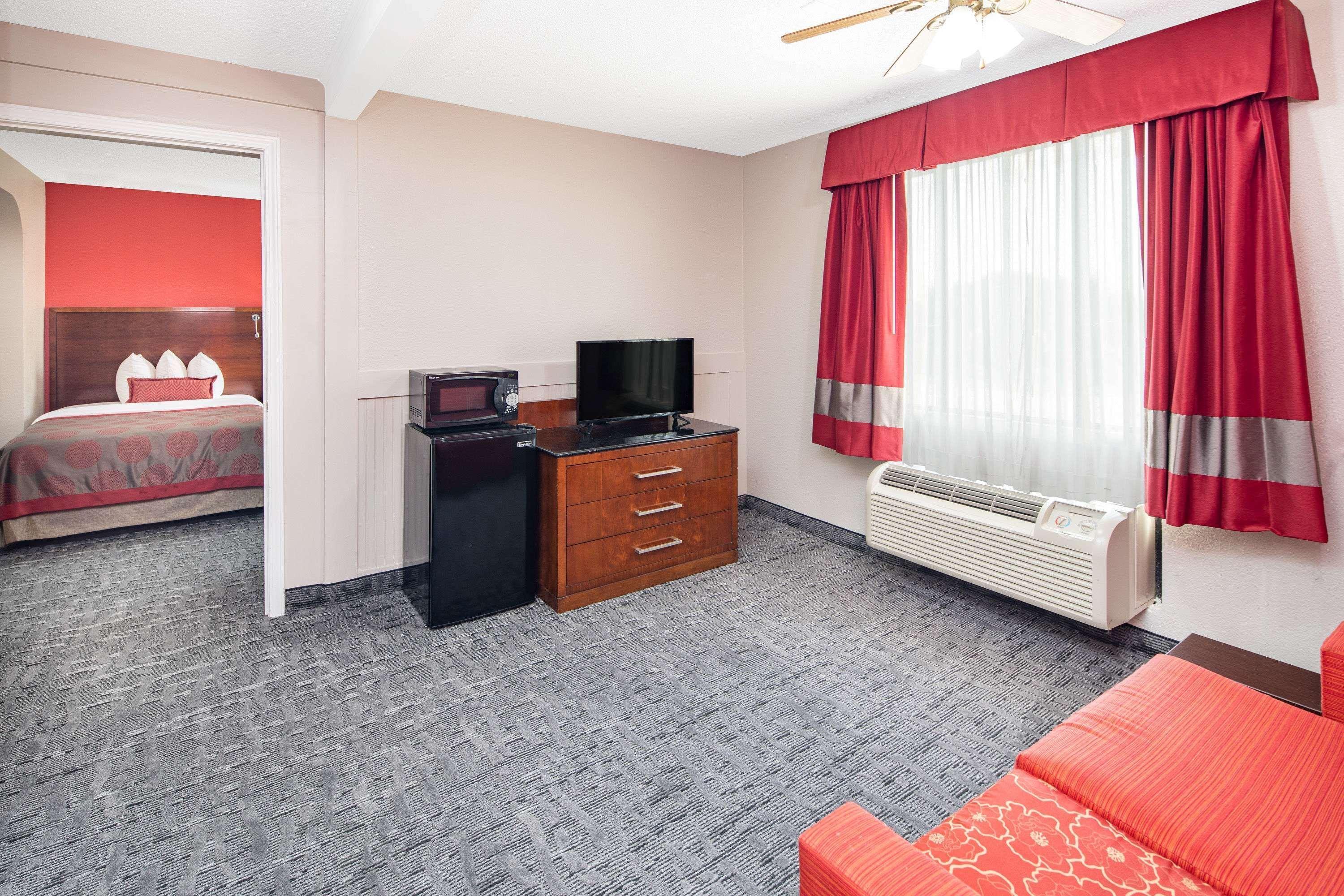 รามาดา บาย วินด์แฮม อัลฟาเรตตา Hotel อัลฟาเรททา ภายนอก รูปภาพ